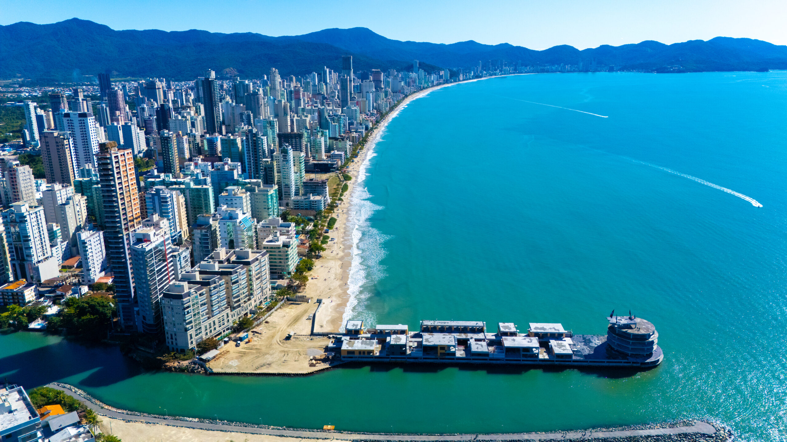 Itapema, SC: O Novo Epicentro do Mercado Imobiliário Catarinense